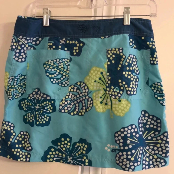 Aventura summer shirt.  Snap close and open pockets on front and back.  Size 6 - Picture 3 of 10